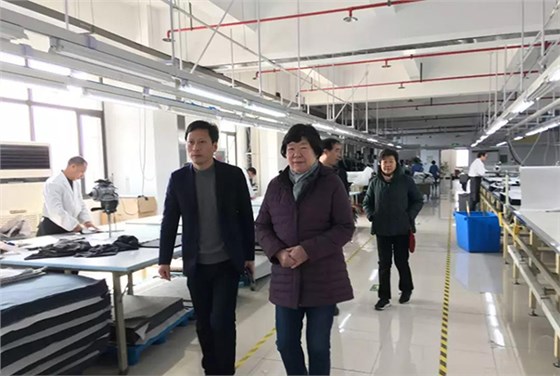 虎豹集團(tuán)沙增斌副總經(jīng)理陪同謝會長、郁會長參觀工廠